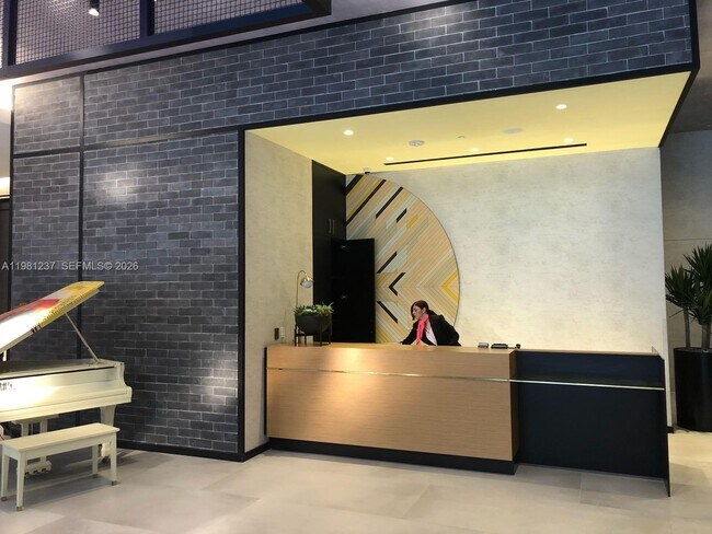 Photo - 121 NE 34th St Unidad L502