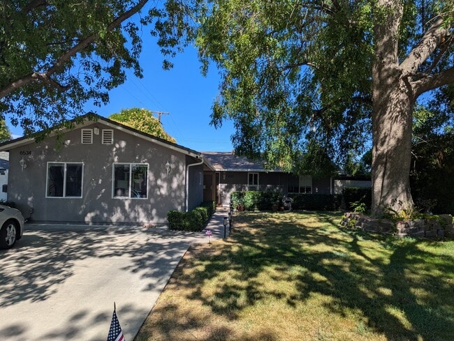 Front of the house - 6532 Peterson Ave Casa