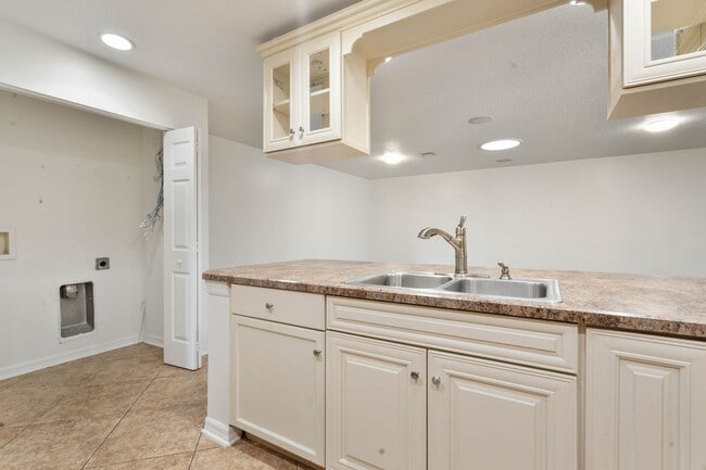 Photo - Lovely spacious 3bd/2bath townhouse with screen patio!