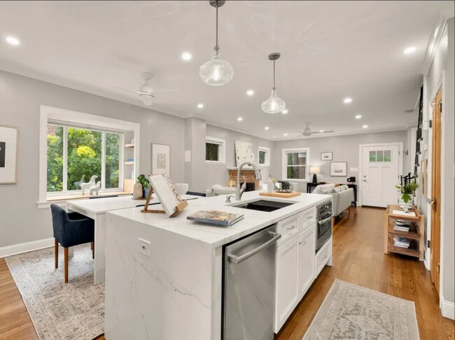 Photo - 907 Varnum St NE