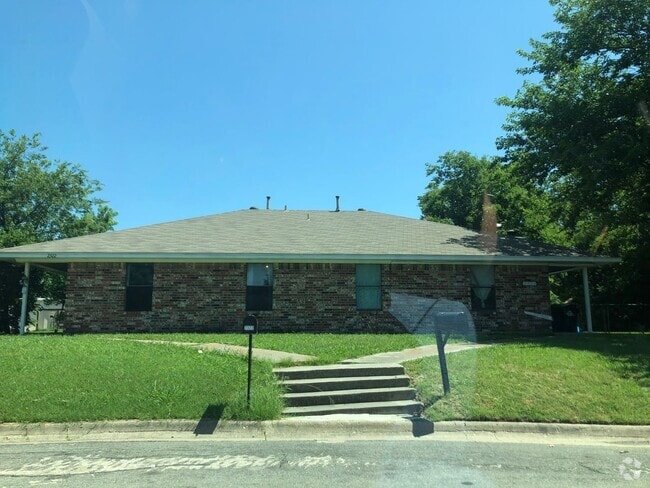 Building Photo - 3 Bedroom and 2 Bath Duplex with Carport a... Rental