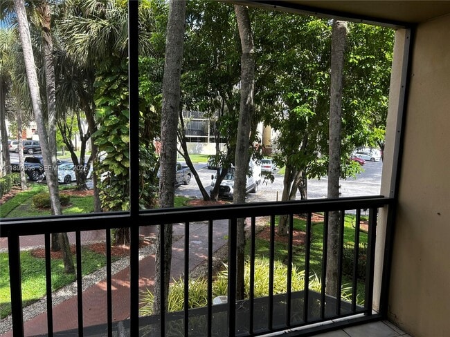 Building Photo - 10855 SW 112th Ave Unit 311