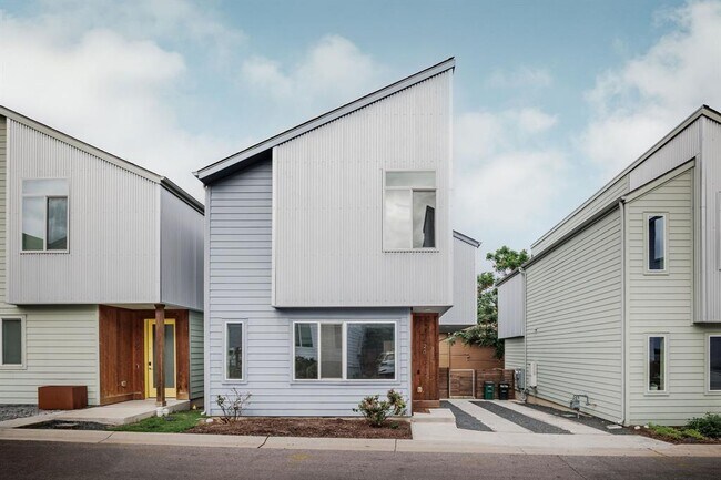 Building Photo - 801 N Bluff Dr
