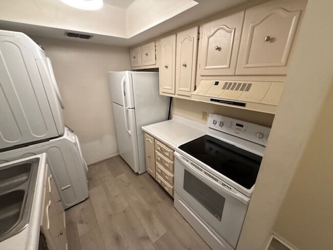 Photo - 1 Bedroom/1 Bathroom 2nd Floor Condo at Sandlewood Villas AVAILABLE MAY 1st!