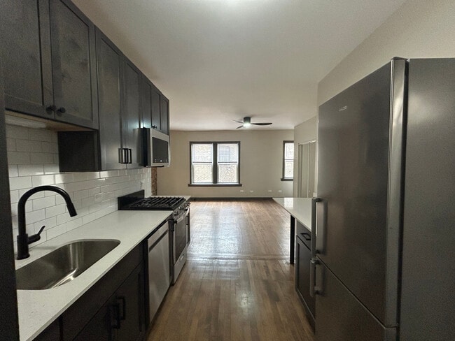 Building Photo - 728 W Barry Ave