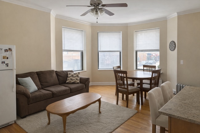 Living Room - 1070 W Granville Ave Unit 10