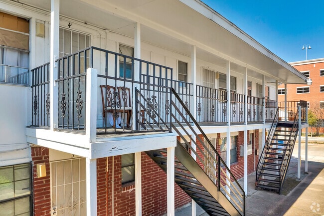 Alternar - 3016 Blodgett St