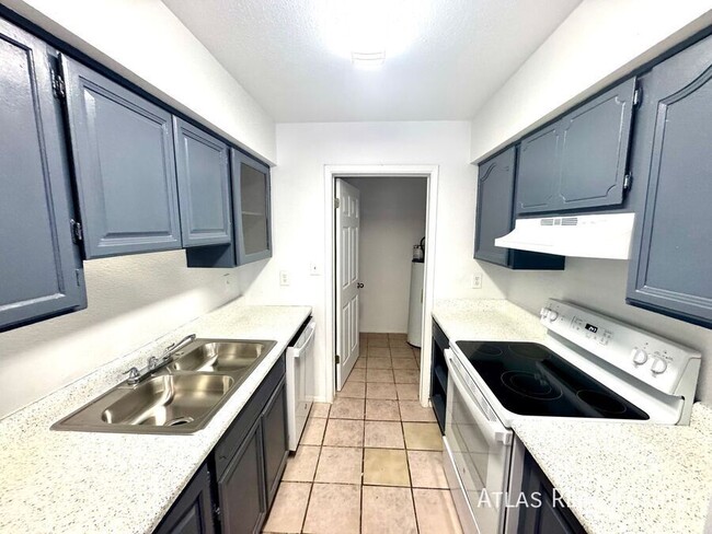 NOW AVAILABLE!! Renovated 2 Bedroom 1 Bath... - NOW AVAILABLE!! Renovated 2 Bedroom 1 Bath... Apartment Unit 4