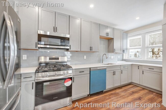 Building Photo - 105 School St