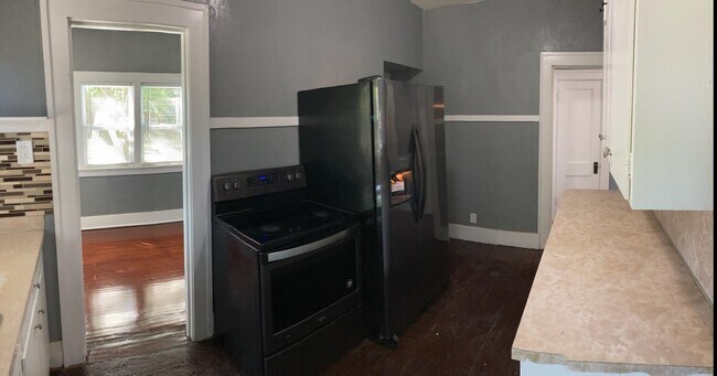 Photo - 832 W 2nd St