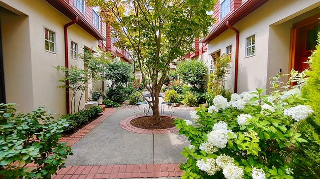 Building Photo - Luxury Townhome in Lake Oswego’s Coveted First Addition | Garage Included!