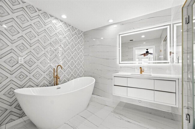 Photo - 947 Nautilus Is