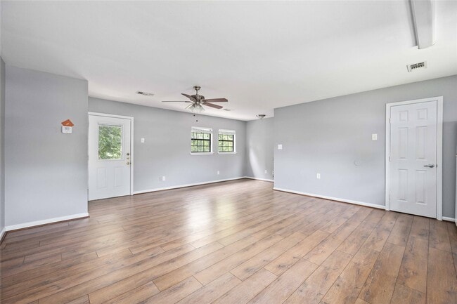 Building Photo - 2119 N Austin Ave Unit C