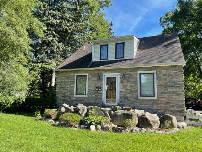 Building Photo - Nice Spacious 3 bd / 3 full bath and 2 hal...