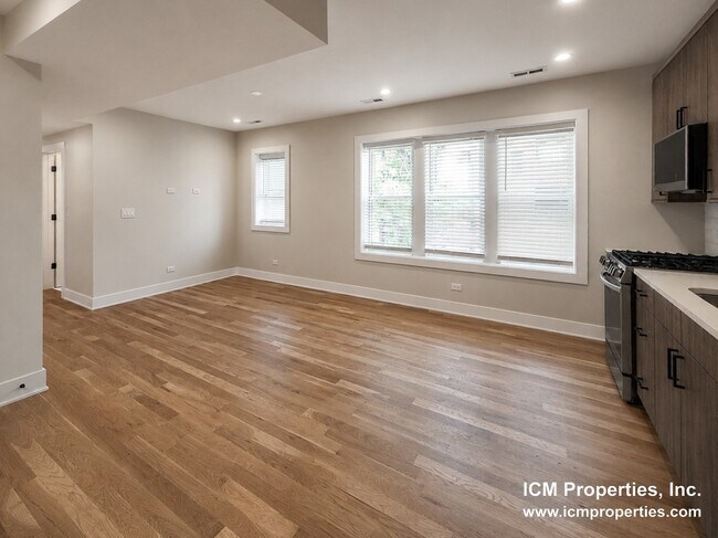 Building Photo - 3356 N Sheffield Ave Unit 3358-2 FP