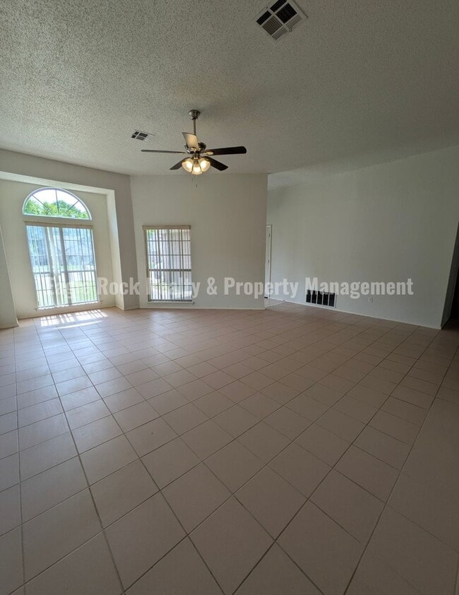 1304 N Umbrella Ave