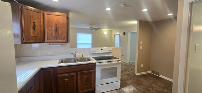 Clean and updated 2 bedroom w/ garage and ... - Clean and updated 2 bedroom w/ garage and ... Casa