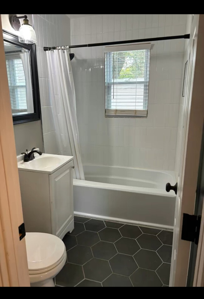 Photo - 469 Lytle St