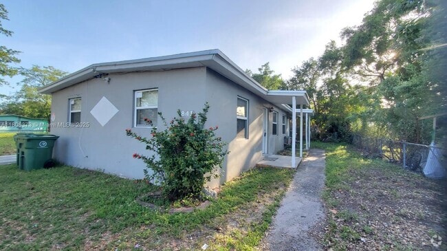 Building Photo - 841 NW 12th Ave Unit 1 Rental