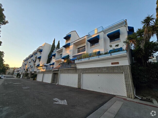 Building Photo - Spacious 3-Bedroom Condo in UTC Area, San ...