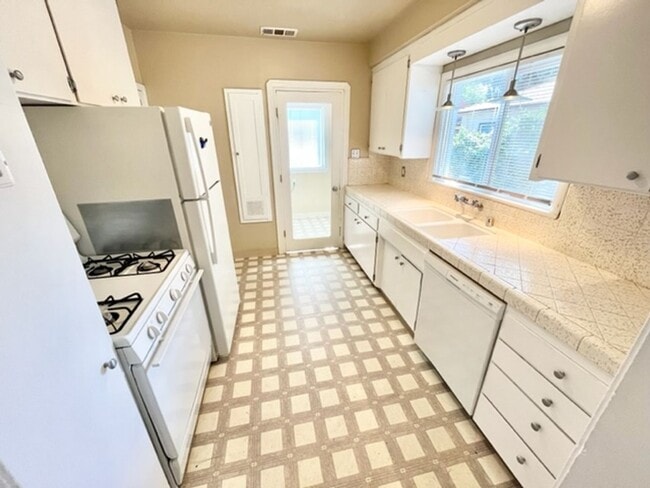 Photo - **RESERVE FOR SUMMER 2026** Charming home ... Unit House