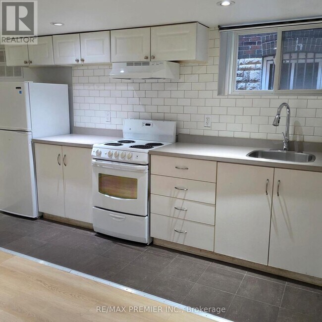 Photo - 1487 King St W