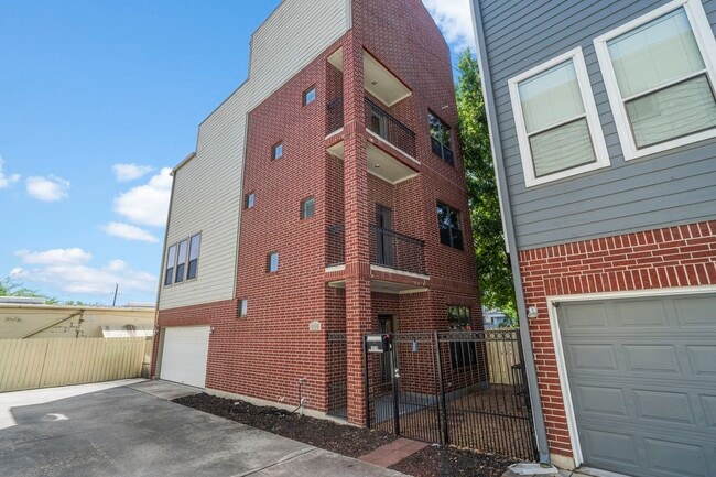 Photo - 1218 Sandman St