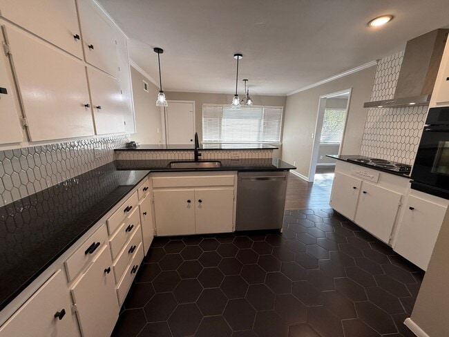 Building Photo - 31st and Sheridan 3 bed, Updated Kitchen a...