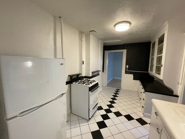Building Photo - Pet Friendly 2 bedroom Apartment in SLC avenues Unit #2