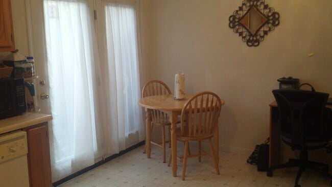 Photo - 23 Griffin St Apartamento Unidad Griffin St. 23  #2 left side