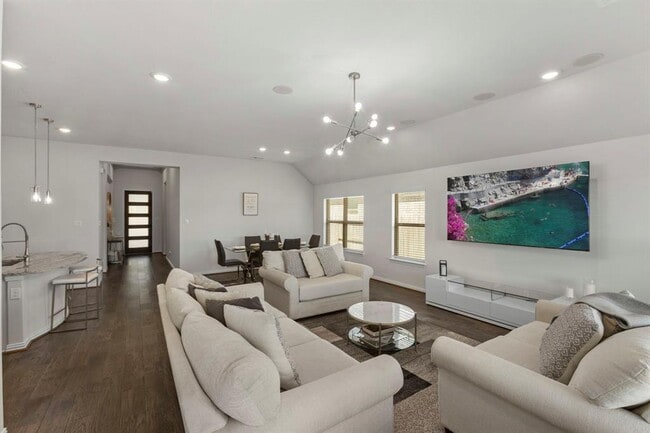 220 Algaroba Loop