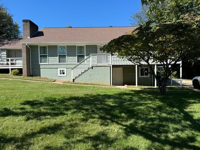 Welcome to your new home! Charming exterior with private entry and off-street parking just 10 minute - 1117 Henrietta Dr Rental