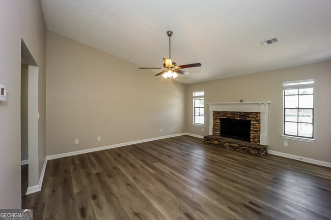 Photo - 252 Windemere Way