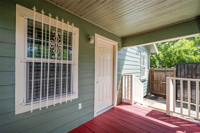 Photo - 1011 E 39th St