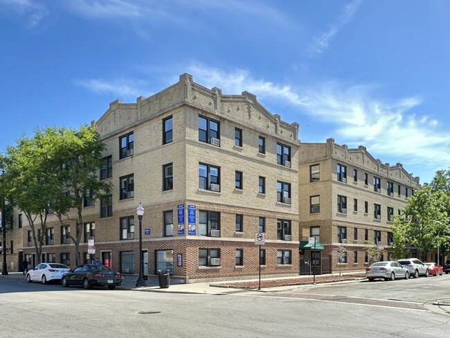Building Photo - 722 W Brompton Ave