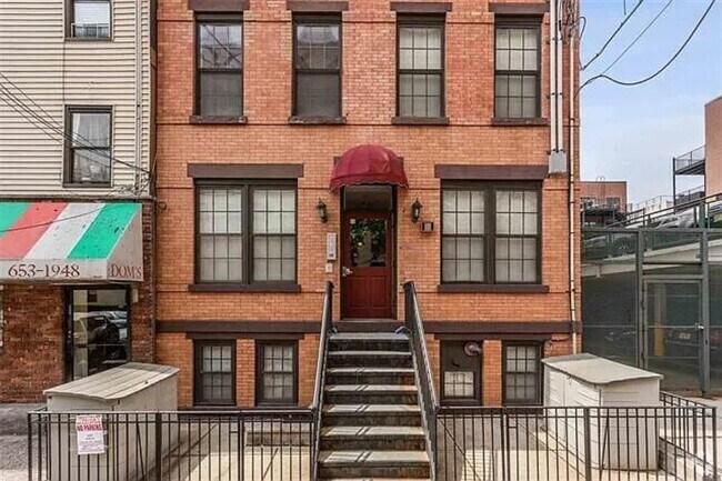 Building Photo - 508 Grand St Unit 1L Rental