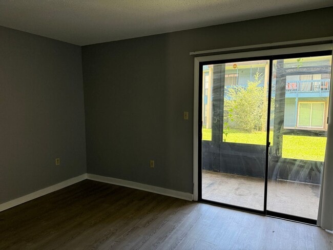 Photo - * MOVE IN SPECIAL * 1/2 OFF 2ND MONTH'S RENT!! Spacious 876 SF Unit - 2 bd / 1 ba near UF - Brand...