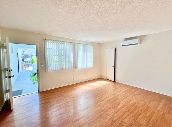 Photo - 1830 N La Brea Ave Unidad 3