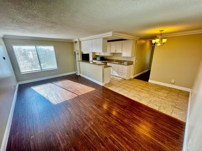 Photo - Updated 2nd Floor Corner Unit -3425 E. 15t... Unidad 17-D