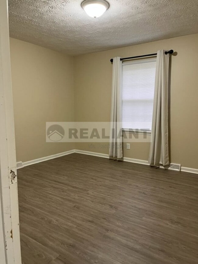 Photo - 108 Oakwood Dr