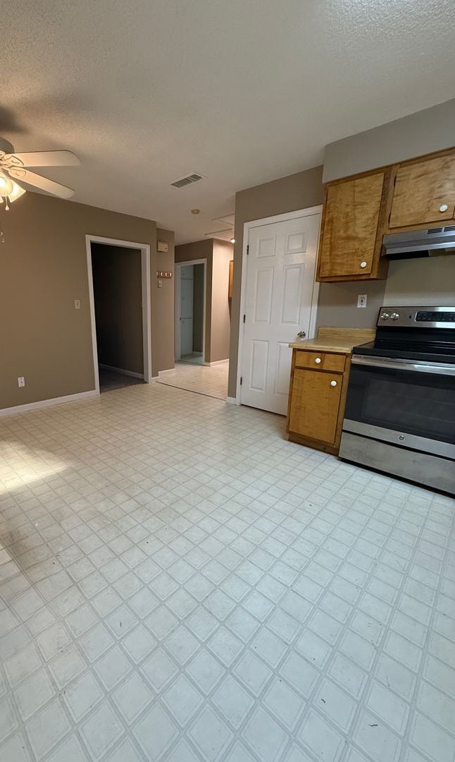 Building Photo - 2 Bedroom 1 Bath Townhome