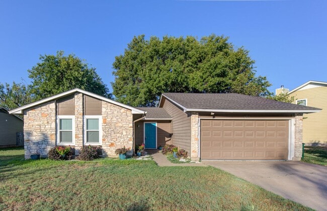 Building Photo - Recently renovated, move-in ready 3/2 home...