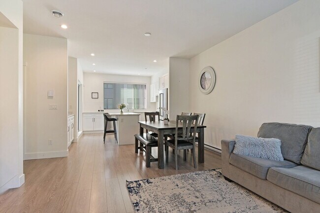 Photo - 3 Bed Townhouse in Surrey! Unit 43