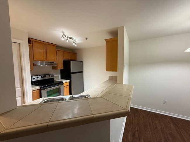 Building Photo - Two Bedroom Two Bathroom Everett Condominium