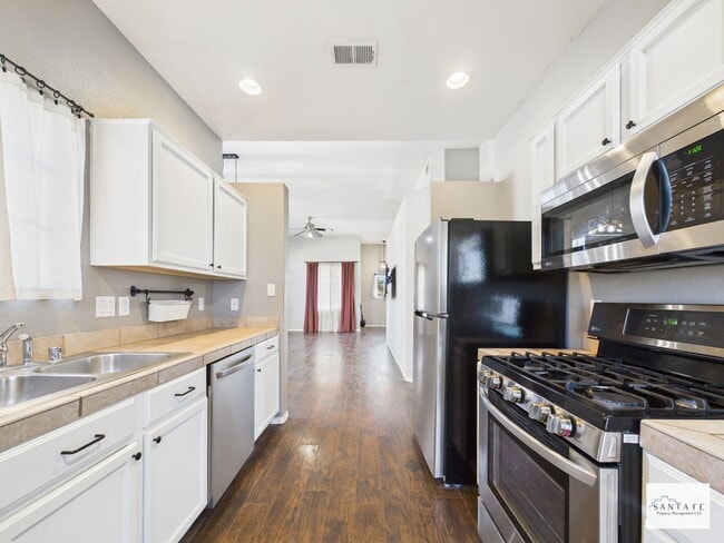 Photo - UNFURNISHED 3 Bedroom in Desirable Community