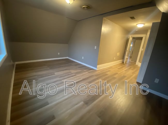 Photo - 2211 Queen Ave N