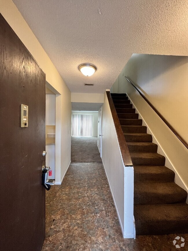 Building Photo - Townhouse For Rent Unit 3