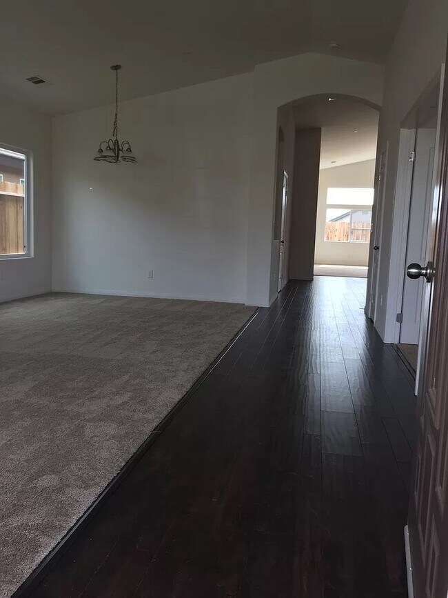 Photo - 5 bedrooms 2 baths house-SW Bakersfield