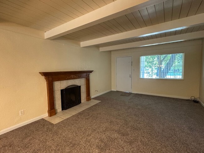 Photo - Large Three Bedroom Home with Two Bathrooms in Lincoln Village