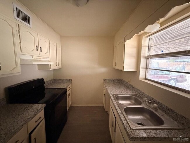 Photo - 10 Tamarack Ave